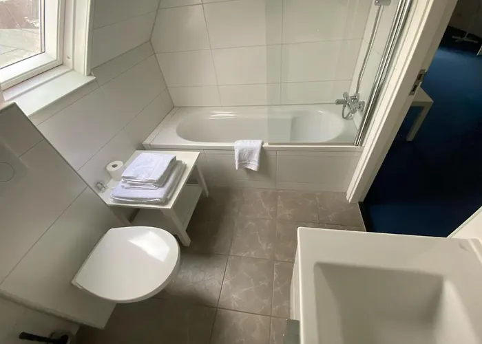 Bridges House - Centre 3*